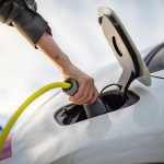 ładowanie samochodu elektrycznego