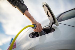 ładowanie samochodu elektrycznego