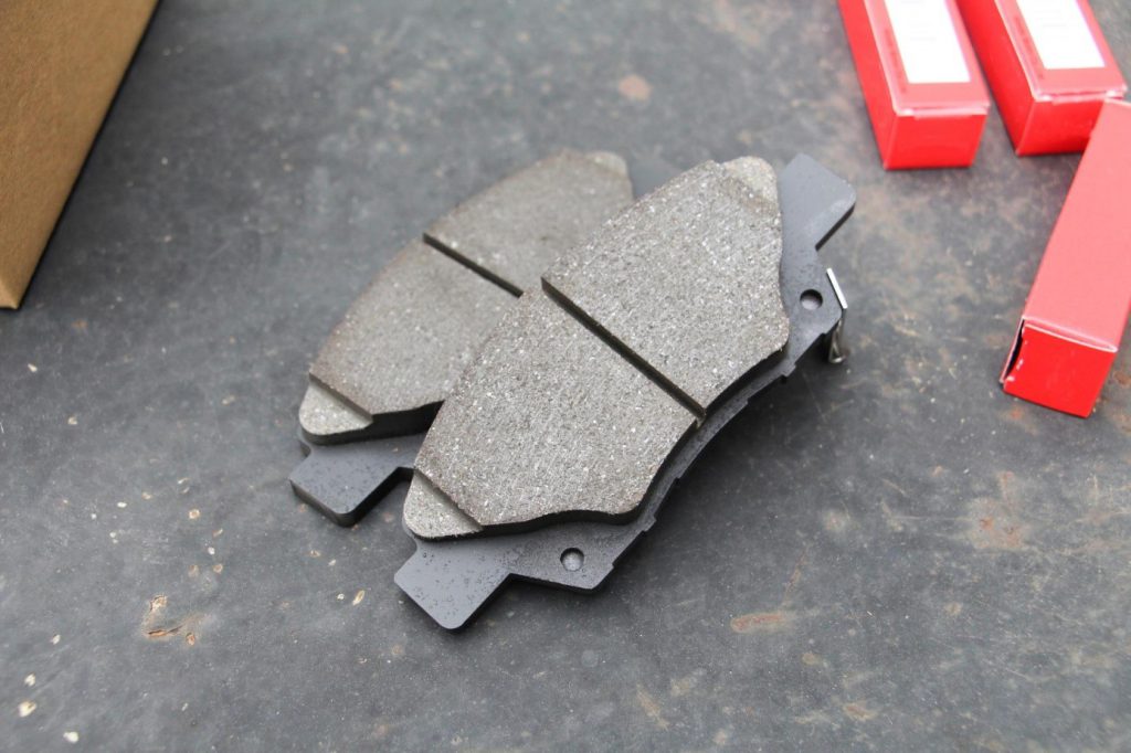 Grubość klocków hamulcowych a skuteczność hamowania