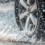 Aquaplaning – niebezpieczne zjawisko, z którego musisz wyjść!