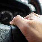 Drgania kierownicy przy hamowaniu – skąd się biorą i Jak się ich pozbyć?