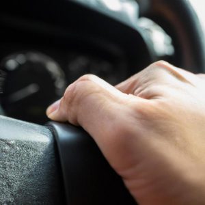 Drgania kierownicy przy hamowaniu – skąd się biorą i Jak się ich pozbyć?