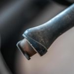 Końcówka drążka kierowniczego. Objawy problemów i samodzielna wymiana